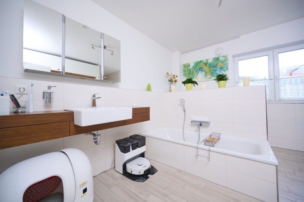 Helles Tageslichtbad mit modernen Details und Wohlfühlcharakter