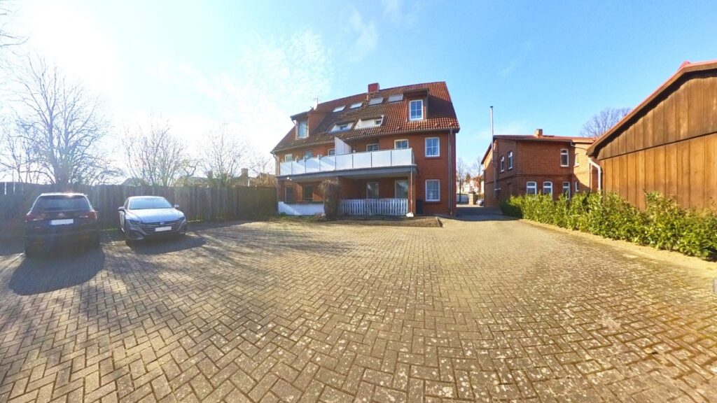 Ansicht aus Süden - Hof mit KFZ-Stellplätzen