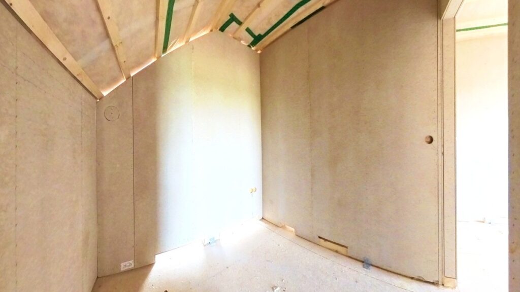 Kompakte Ankleide mit direktem Zugang vom Schlafzimmer