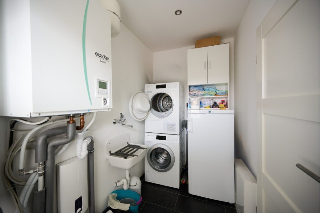 Geräumiger Hauswirtschaftsraum mit viel Platz für alle Haushaltsgeräte