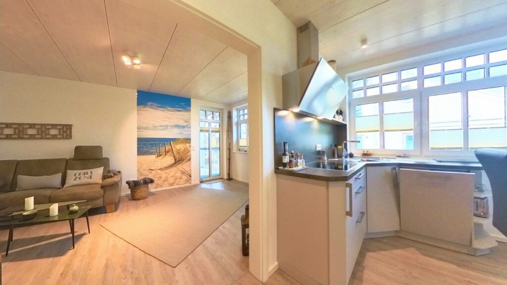 Moderne, helle Einbauküche mit offenem Übergang zum Wohnbereich