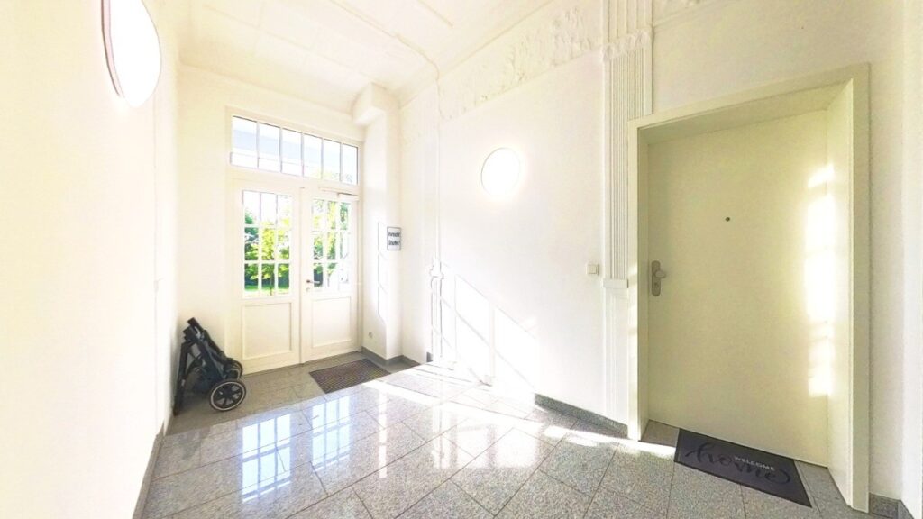 Gepflegter Hausflur der Villa „Scandinavia“