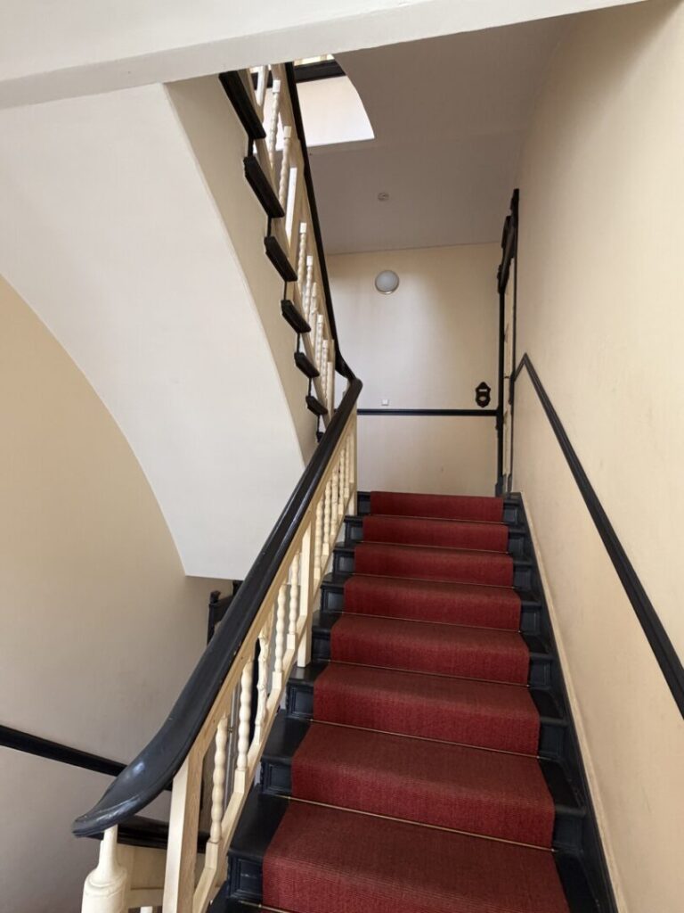 Blick in das gepflegte Treppenhaus