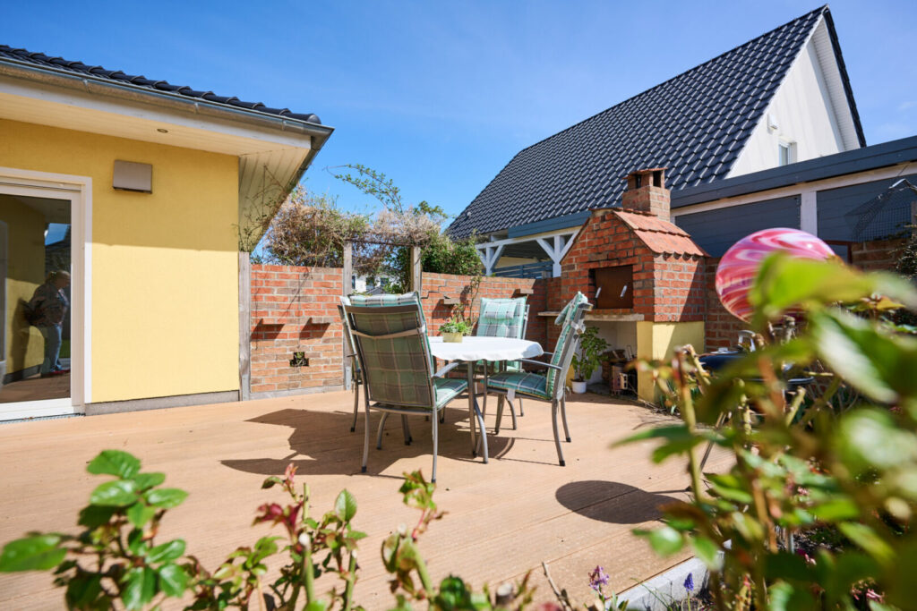 Weitere Impression der sonnigen Terrasse