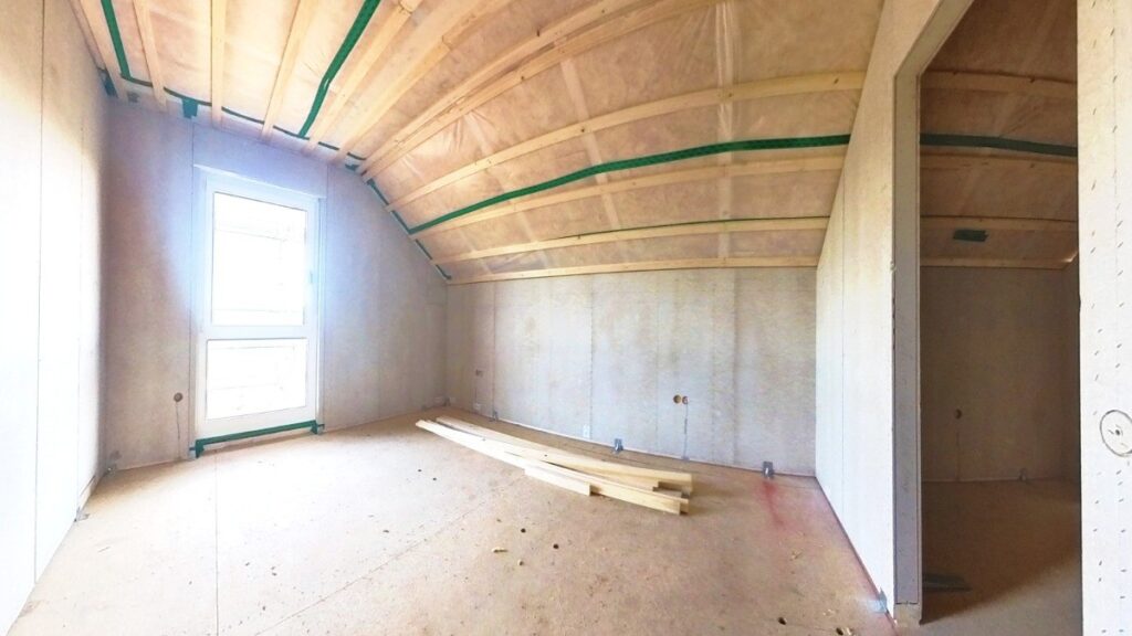 Blick ins Schlafzimmer mit direktem Zugang zur Ankleide