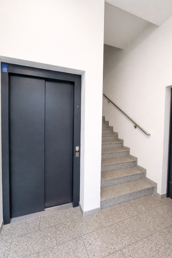 Hausflur mit Personenaufzug