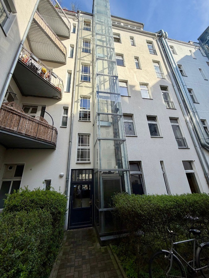 Rückwärtige Gebäudeansicht aus dem gepflegten Hinterhof