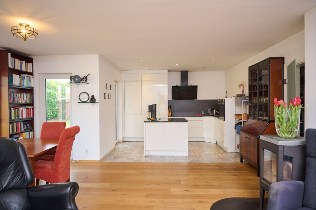 Offen gestalteter Essbereich mit nahtlosem Übergang in die Küche