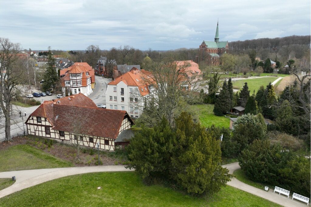 Luftbild von Südwesten auf den großzügigen Garten und das ehemalige Zisterzienser-Kloster Doberan