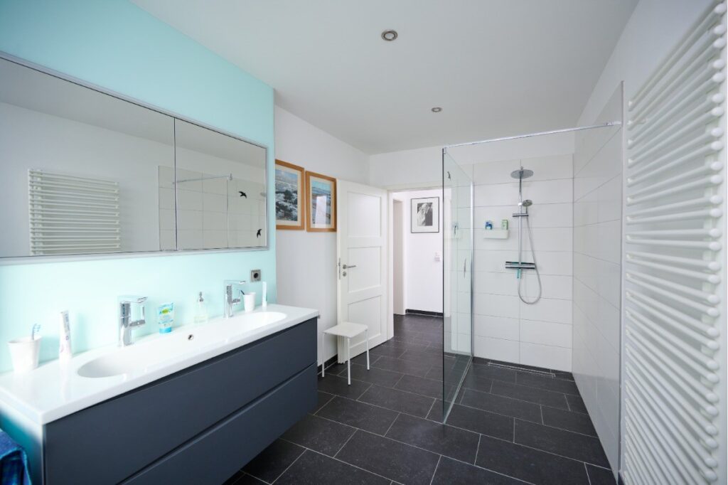 Weitere Ansicht des modernen Tageslichtbades