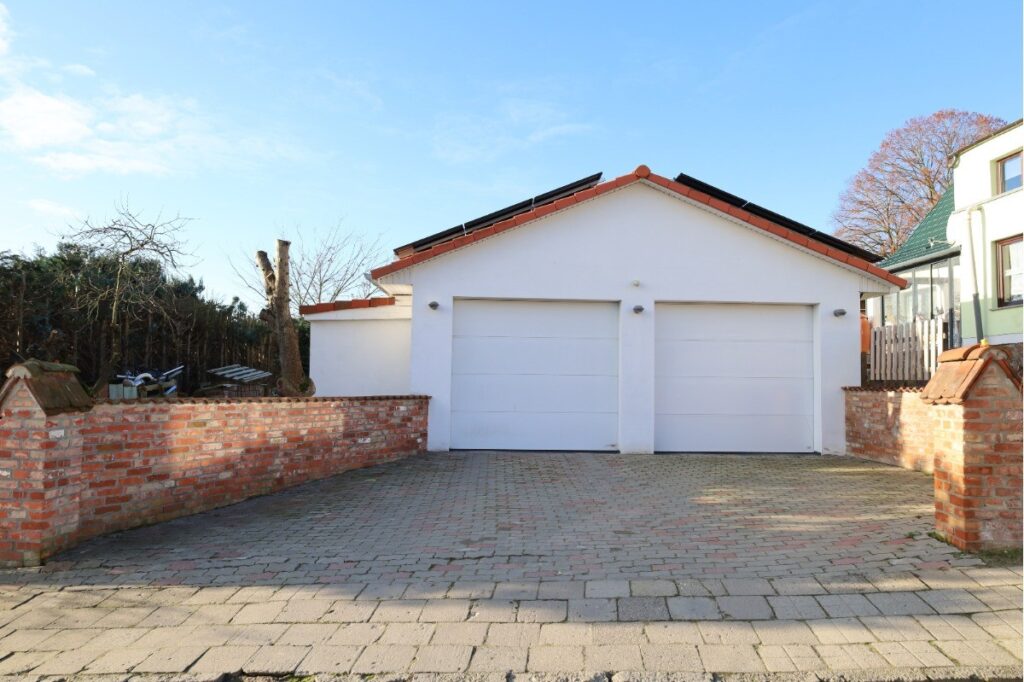 Zufahrt von der Anliegerstraße – Zugang zur Garage und Grundstück