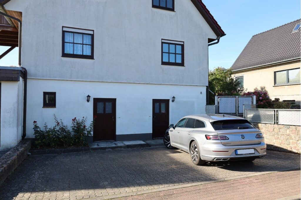 Drei zusätzliche Stellplätze direkt vor dem Haus