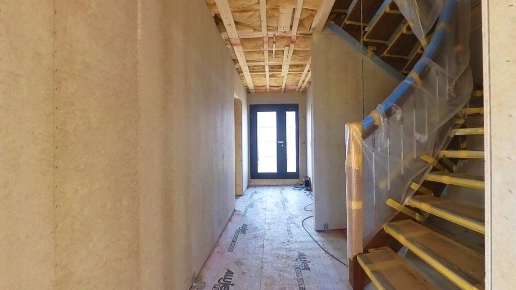 Blick in die Diele mit Geschosstreppe ins Dachgeschoss und Sicht zum Hauseingang