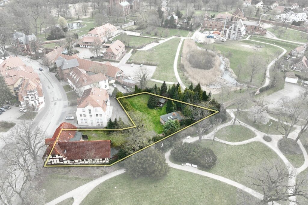 Luftbild von Westen auf die ehemalige Hofgärtnerwohnung mit großzügigem Garten