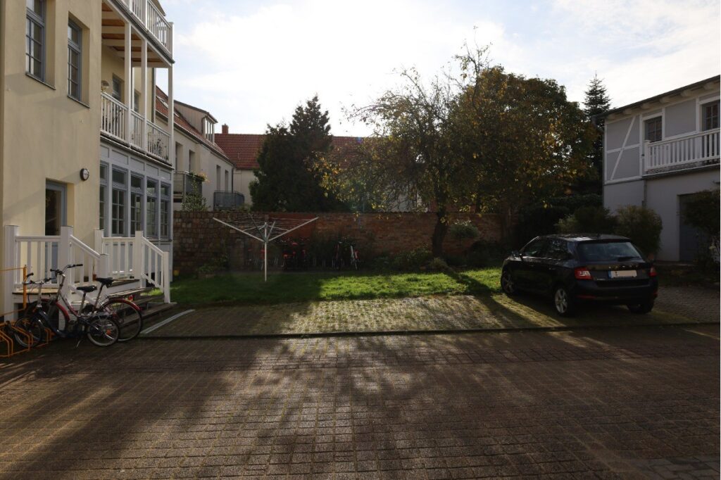 Stellplatz unmittelbar hinter dem Haus