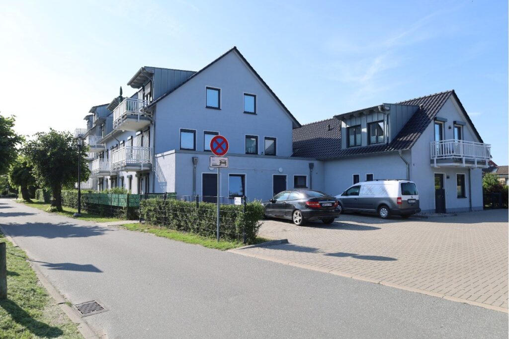 Blick auf die Rückseite der Villa mit den zugehörigen Stellplätzen