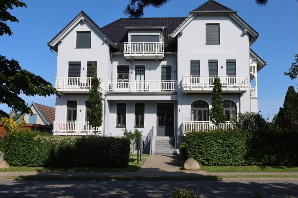 Straßenseitige Außenansicht der Villa „Scandinavia“