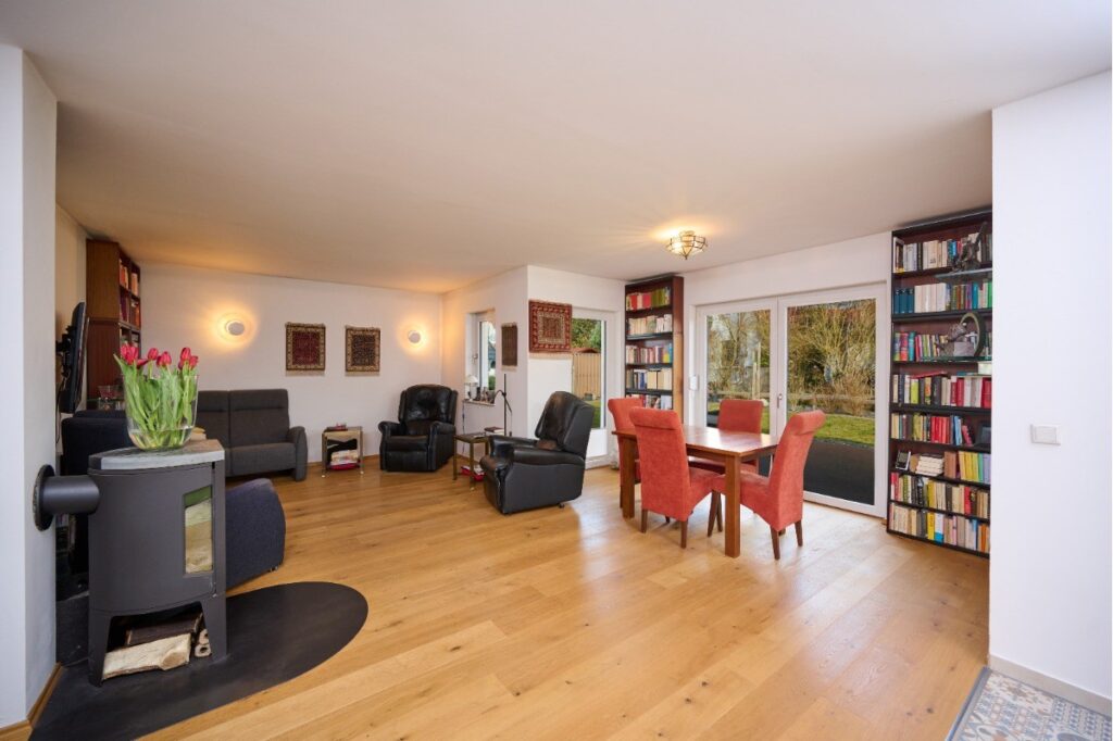 Blick in das Wohnzimmer mit angrenzendem Essbereich