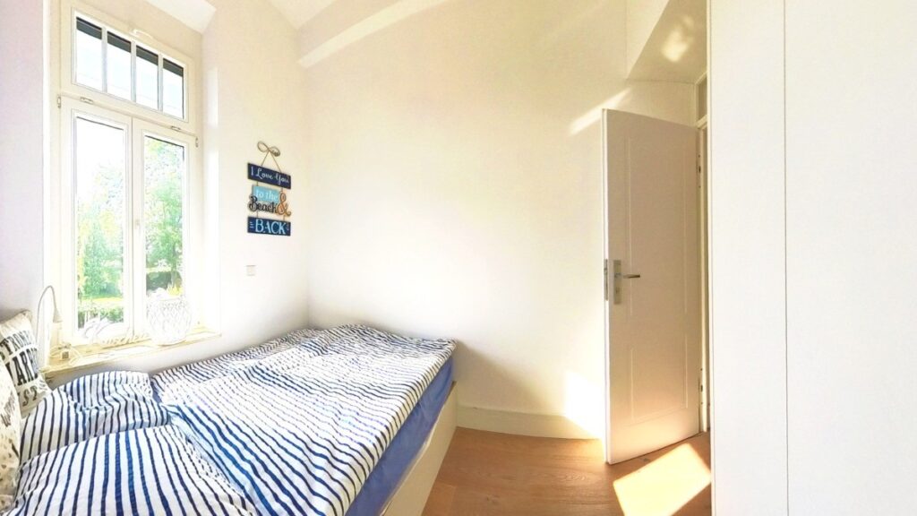 Ruhiges Schlafzimmer mit maßgefertigtem Einbauschrank