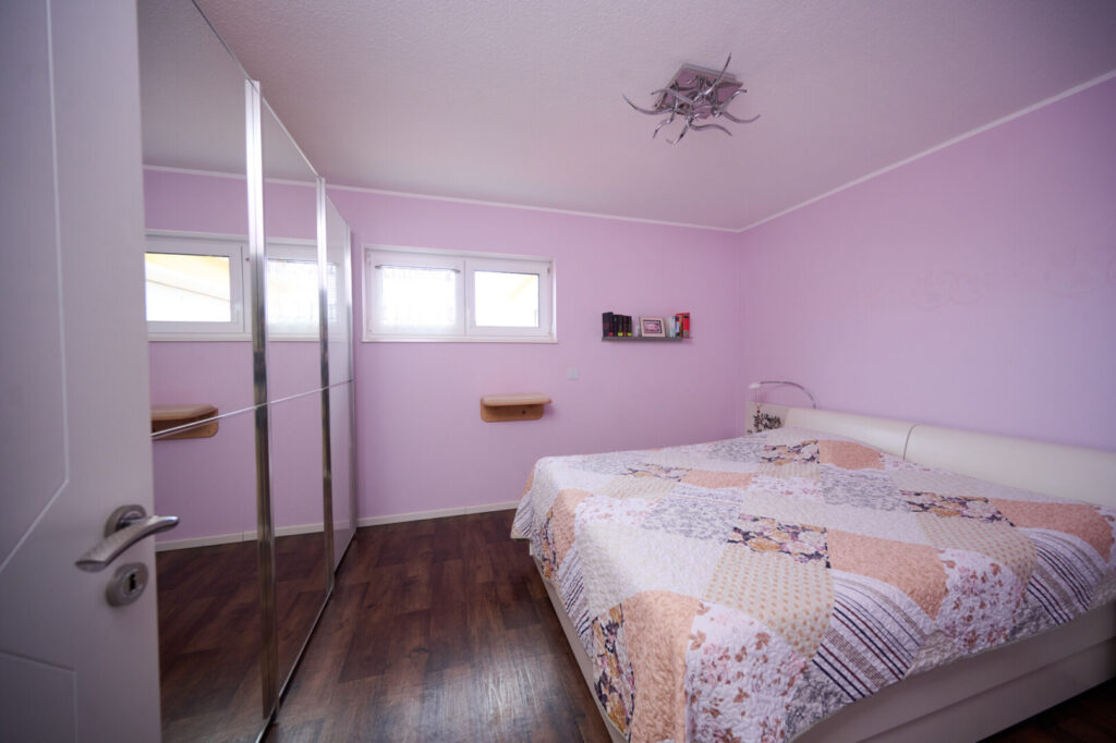 Ruhig gelegenes Schlafzimmer mit angenehmer Wohnatmosphäre