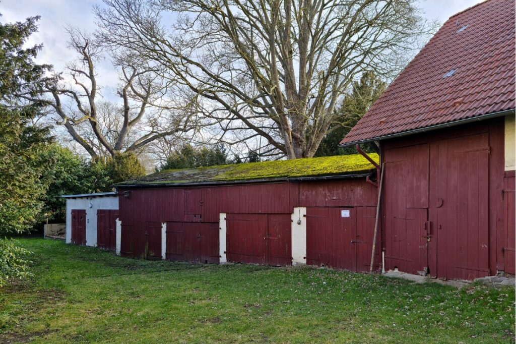 Garagen und Schuppen zwischen dem Stall und großen Garten