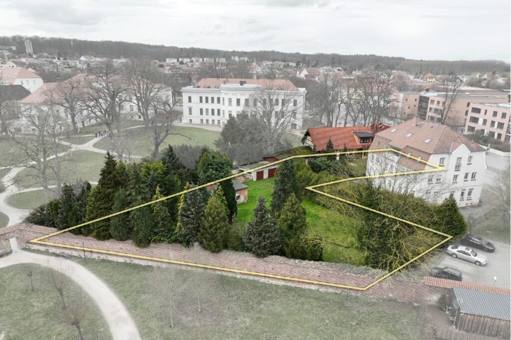 Luftbild von Osten, im Hintergrund das Großherzogliche Palais, die einstige Sommerresidenz der Mecklenburgischen Herzöge