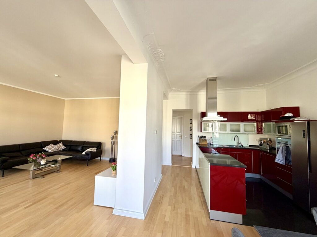 Blick vom Balkon in Küche und Wohnzimmer
