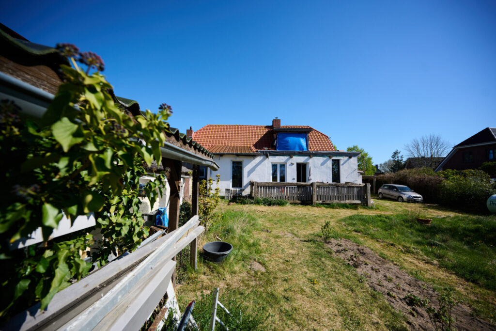 Blick vom Garten auf das Wohnhaus