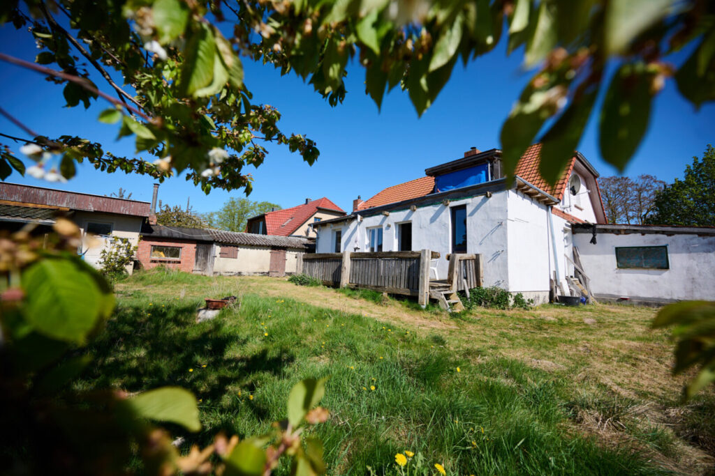 Blick vom Garten auf das Wohnhaus