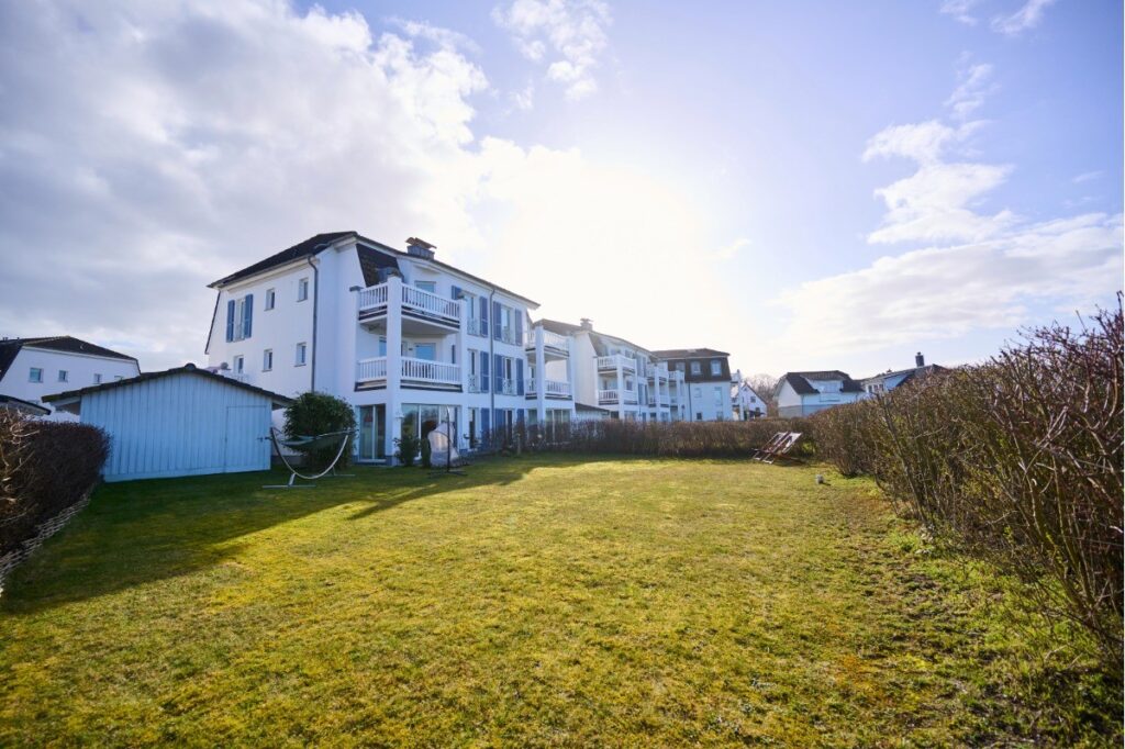 Privater Gartenbereich mit ruhiger Atmosphäre und viel Grün