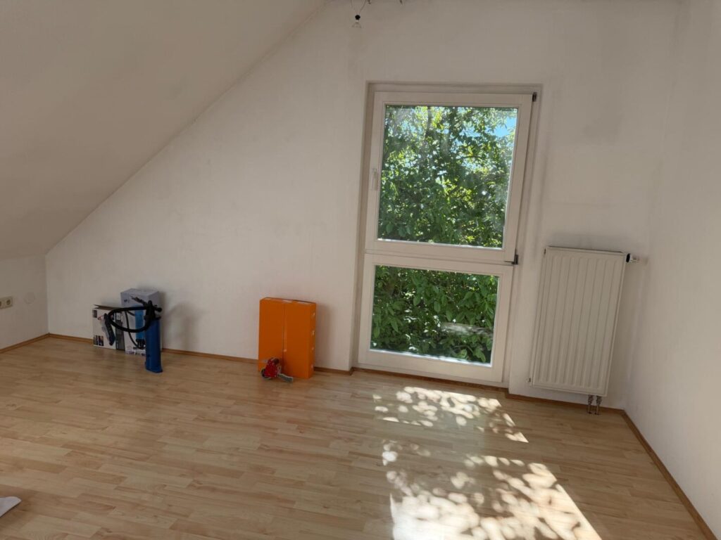 Eines von drei gut geschnittenen Schlafzimmern im Dachgeschoss