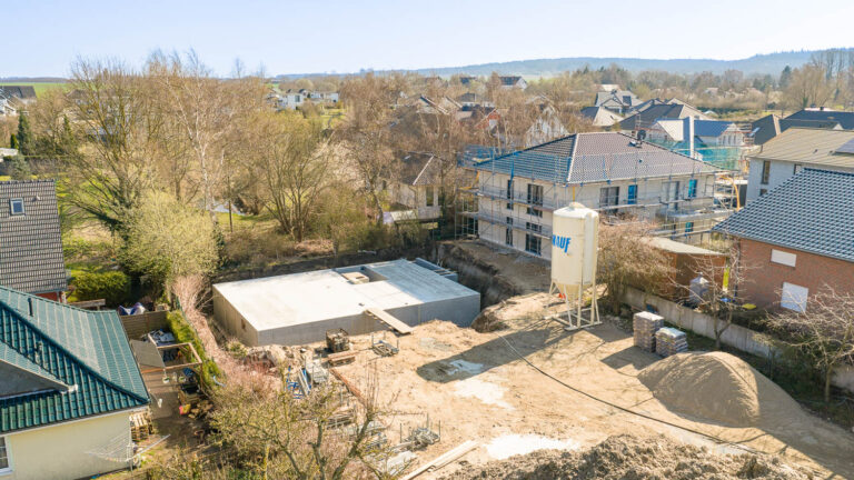 Bautenstand vom 22.03.2026 - Haus 4 ist bedacht und geschlossen, zu Haus 3 ist der Keller errichtet