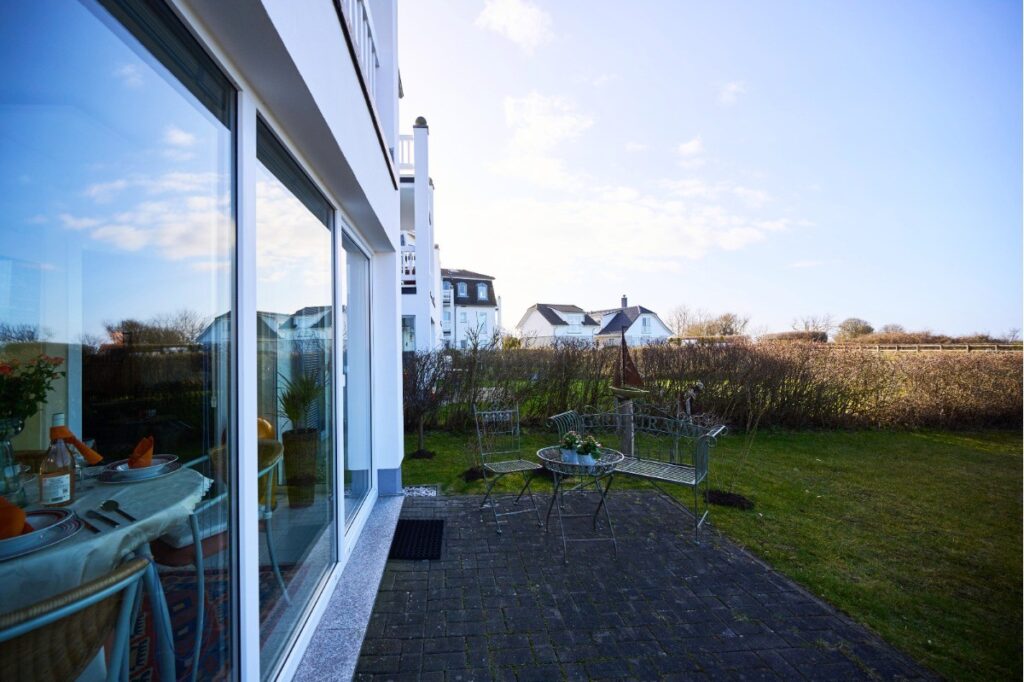 Seitlicher Blick auf die Terrasse mit maritimem Flair