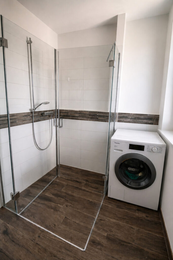 Modernes Tageslichtbad mit bodengleicher Dusche