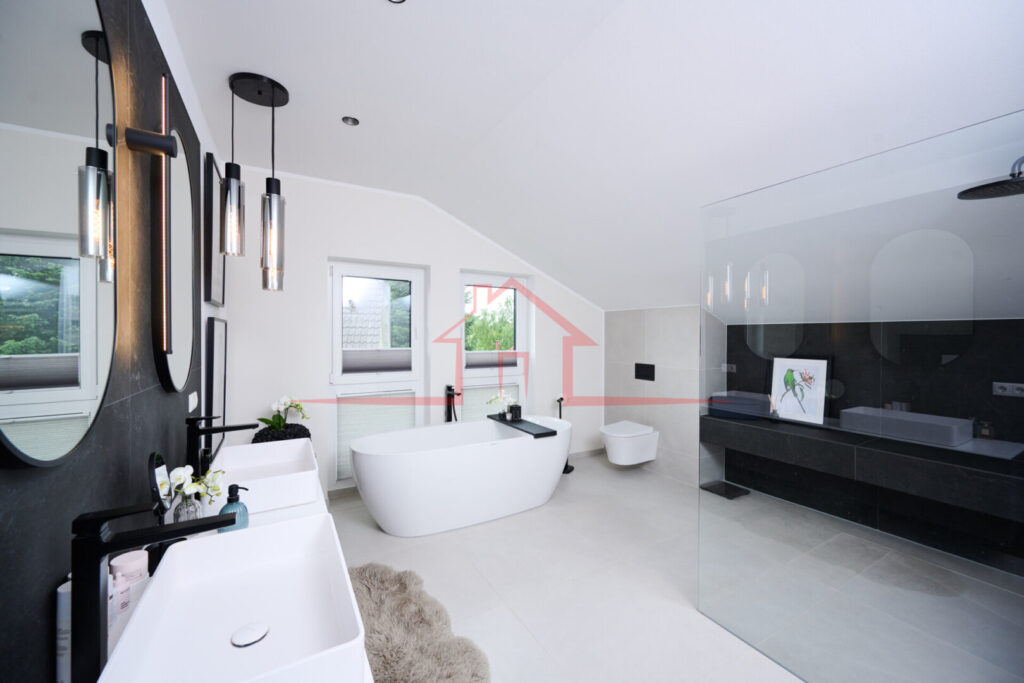 Hauptbad mit freistehender Badewanne
