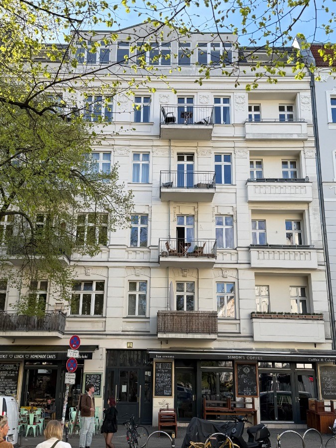 Straßenseitige Ansicht des gepflegten Wohn- und Geschäftshauses