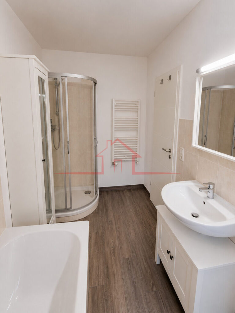 Modernes Tageslichtbad mit Wanne und Dusche