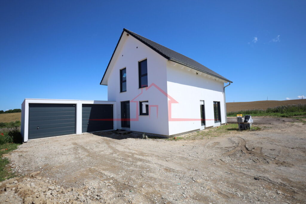 Südwestliche Perspektive auf das neu errichtete Wohnhaus mit Eingangsbereich