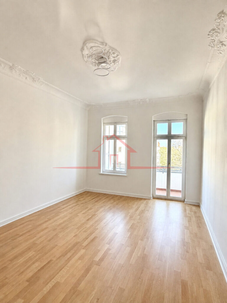 Ansicht eines der Schlafzimmer mit KI-Unterstützung virtuell entmöbelt