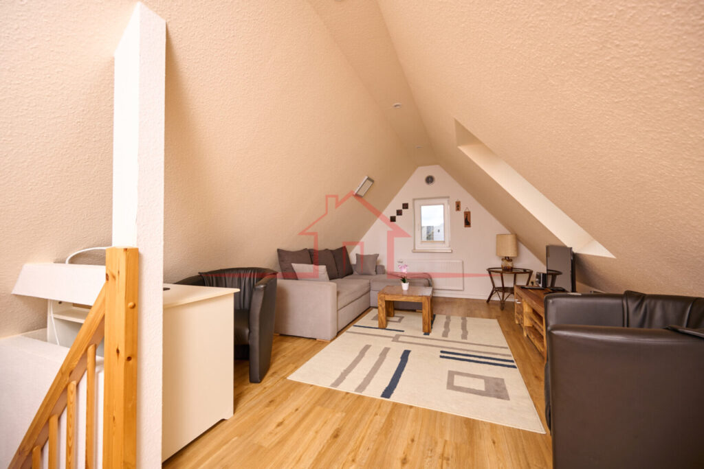 Spitzbodenzimmer mit wohnlicher Gestaltung und vielseitiger Nutzungsmöglichkeit