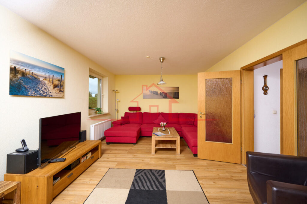 Großzügiges Wohnzimmer mit Blickbezug zum Garten