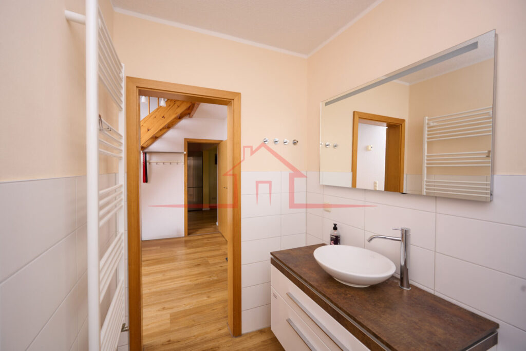 Modern gestaltetes Duschbad im Erdgeschoss