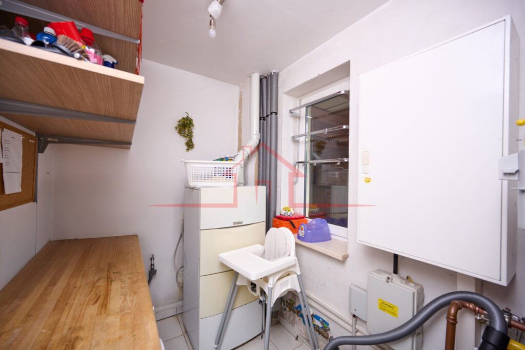 Gut organisiert: Hauswirtschaftsraum mit Platz für Technik und Vorräte