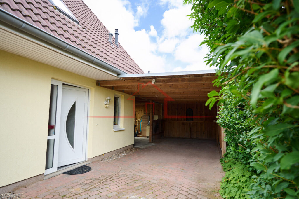 Einladender Eingangsbereich mit praktischem Carport