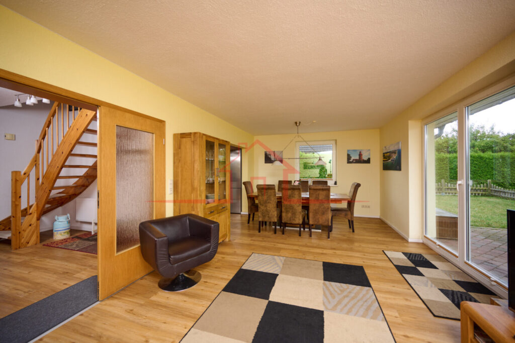 Großzügiges Wohnzimmer mit Blickbezug zum Garten