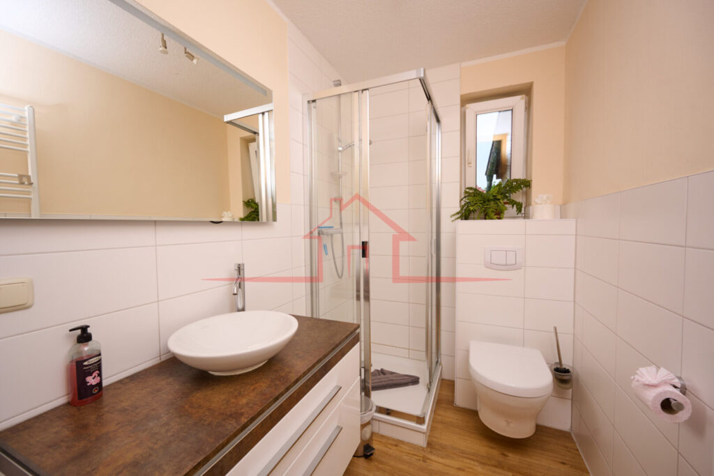 Modern gestaltetes Duschbad im Erdgeschoss