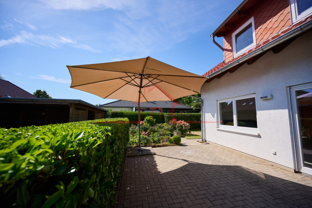 Blick auf die sonnige Terrasse