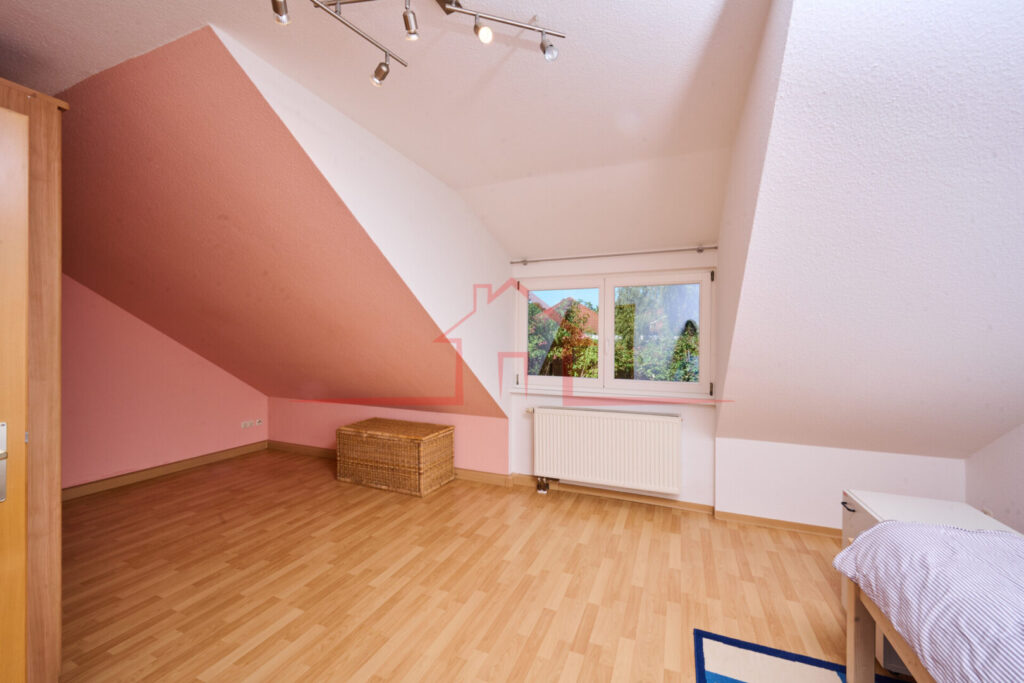 Blick in das großzügige Elternschlafzimmer