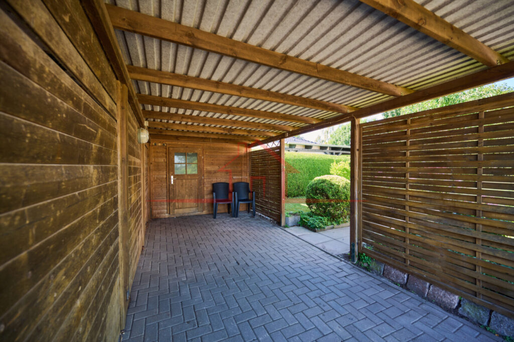 Blick in den Carport
