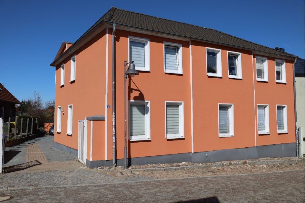 Straßenansicht des gepflegten Mehrfamilienhauses